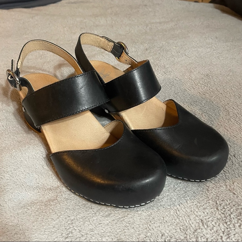 Dansko Malin Closed Toe Clog / Sandal - LIKE NEW - Size 38 / Womens 8
